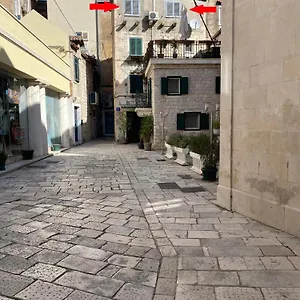 Ela , Split Croacia